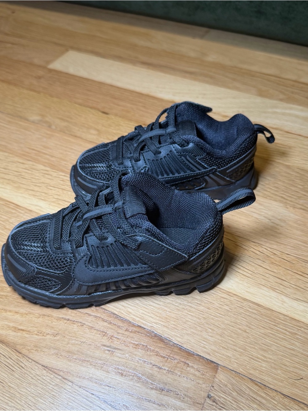 Nike Kids Black Vomero 5 Sneakers – Size 9C – EU 26 - Picture 3 of 8